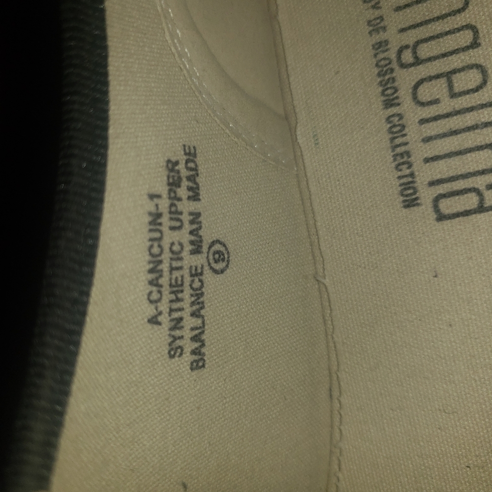 Women Shoes - Picture 3 of 4